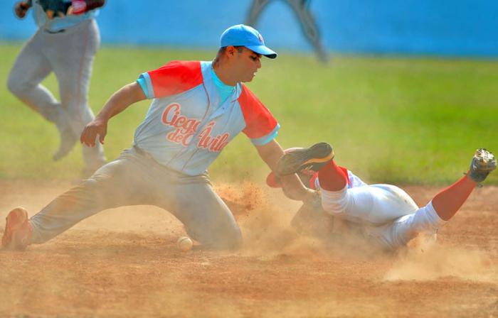 Serie Nacional 54 equipo Artemisa y Ciego de Avila jugada en 2da base Yorbis Borroto CA