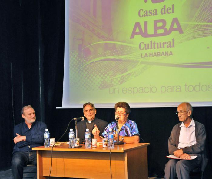 Jornada de homenaje al sacerdote Comandante Guillermo Sardiñas Menèndez en la Casa del ALBA panelistas, de izquierda a dercha Isidro Hoyos Gutierrez sacerdote juvilado español y cura pàrroco de Alamar, Yolanda Portuondo Lòpez investigadora juvilada y Juan Ramòn de la Paz sacerdote episcopal juvilado.