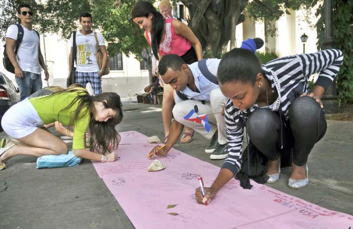 Estudiantes de la universidad de la habana confeccionan pancartas alegóricas. 