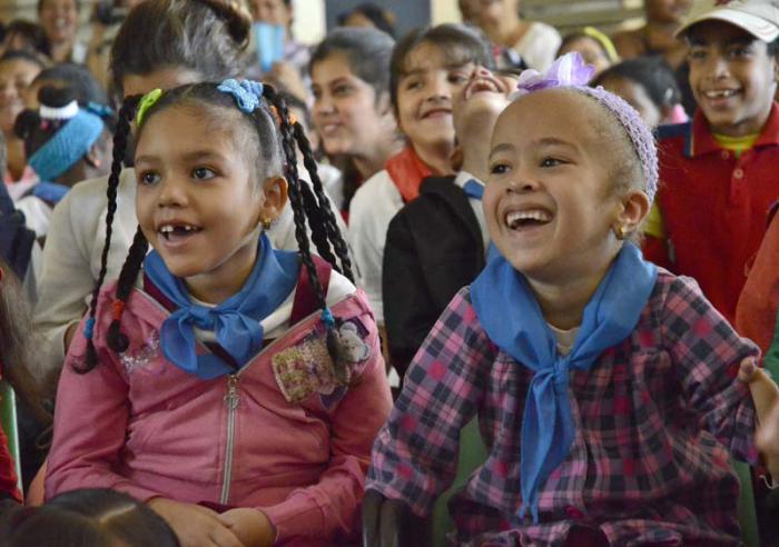 Los niños disfrutaron de varias actividades culturales con los payasos y artistas aficionados. 