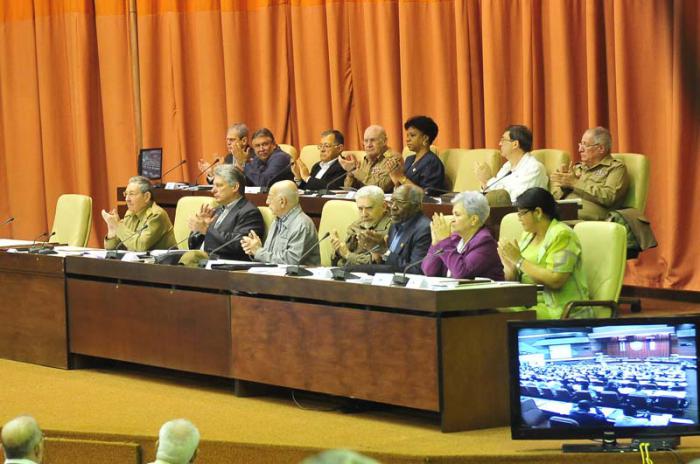 El General de Ejército Raúl Castro Ruz, asistió a la primera jornada del IV Periodo Ordinario de Sesiones. 