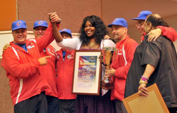 Entregan Reconocimiento a delegación q participo en los juegos centroamericanos de Veracruz 2014 ya a los atletas mas destacados del año. Idalys Ortiz Judo mas destacada F Junto a los 5co héroes, Ramón, Rene, Tony, Fernando y Gerardo