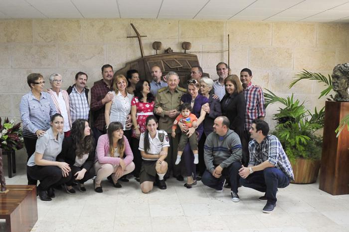 Pero diciembre no solo fue un mes de encuentros con amigos. Los cubanos recibimos el 17 de diciembre la mejor de las noticias: que nuestros Cinco Héroes por fin estarían juntos en la Patria y que, al mismo tiempo, se iniciaría el proceso para el restablecimiento de las relaciones diplomáticas con Estados Unidos. 