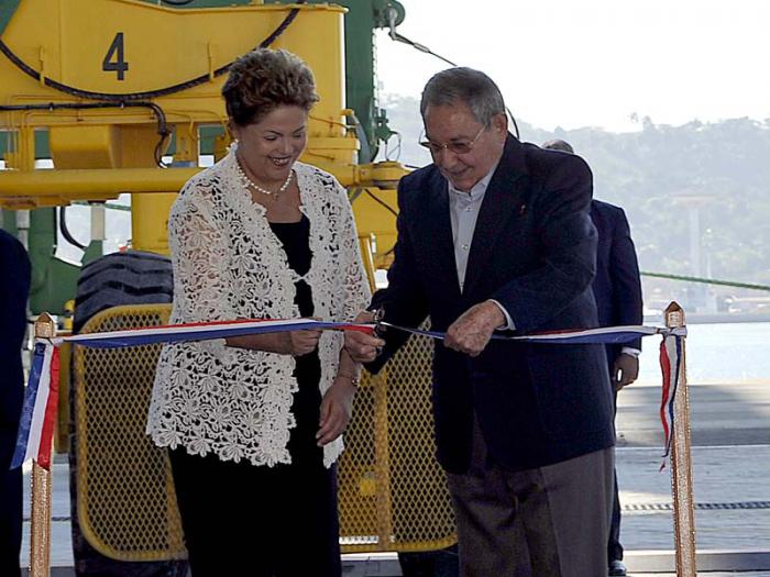 El Presidente Raúl Castro recibió apenas iniciado el año a su homóloga brasileña, Dilma Rousseff. Juntos inauguraron la primera fase de la terminal de contenedores de la Zona Especial de Desarrollo Mariel (ZEDM), situada a 45 kilómetros al oeste de la capital, obra que busca fomentar la inversión extranjera, sustituir importaciones y aumentar exportaciones, crear empleos y acceder a modernas tecnologías.
