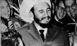 Entrada de Fidel en el Pavillón, tocado con un sombrero de Yarey.