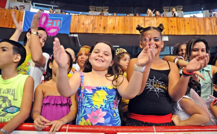 Fiesta de disfraces que auspicia La Colmenita con apoyo de la UJC, la OPJM y la FEEM en el Coliseo de la Ciudad Deportiva. Los 5 Heroes presentes