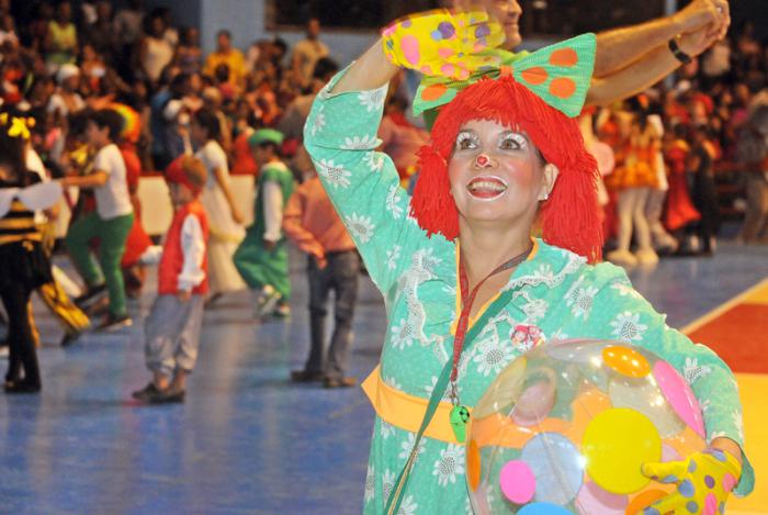 Fiesta de disfraces que auspicia La Colmenita con apoyo de la UJC, la OPJM y la FEEM en el Coliseo de la Ciudad Deportiva. Los 5 Heroes presentes