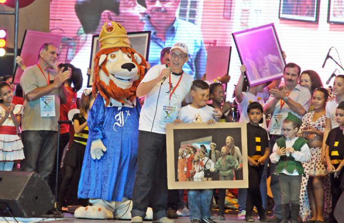 Fiesta de disfraces que auspicia La Colmenita con apoyo de la UJC, la OPJM y la FEEM en el Coliseo de la Ciudad Deportiva. Los 5 Heroes presentes