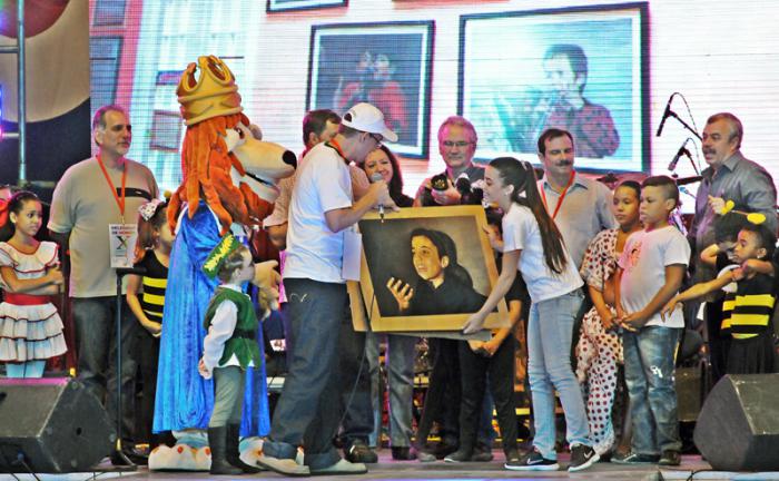 Fiesta de disfraces que auspicia La Colmenita con apoyo de la UJC, la OPJM y la FEEM en el Coliseo de la Ciudad Deportiva. Los 5 Heroes presentes