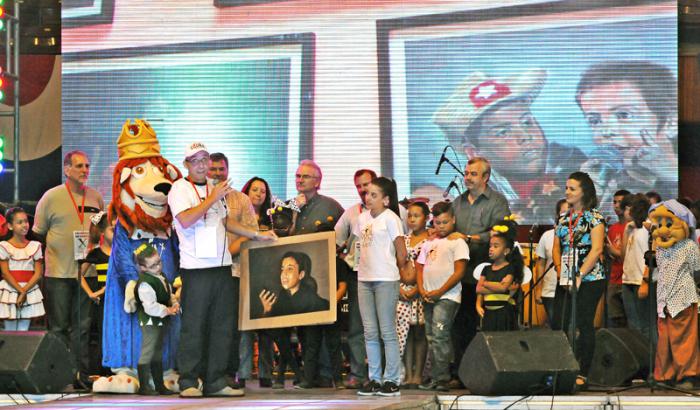 Fiesta de disfraces que auspicia La Colmenita con apoyo de la UJC, la OPJM y la FEEM en el Coliseo de la Ciudad Deportiva. Los 5 Heroes presentes