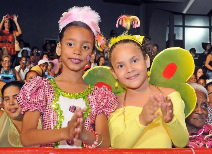 Fiesta de disfraces que auspicia La Colmenita con apoyo de la UJC, la OPJM y la FEEM en el Coliseo de la Ciudad Deportiva. Los 5 Heroes presentes