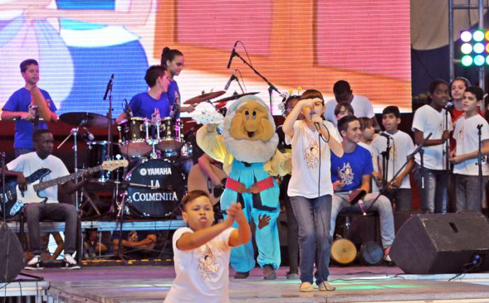 Fiesta de disfraces que auspicia La Colmenita con apoyo de la UJC, la OPJM y la FEEM en el Coliseo de la Ciudad Deportiva. Los 5 Heroes presentes