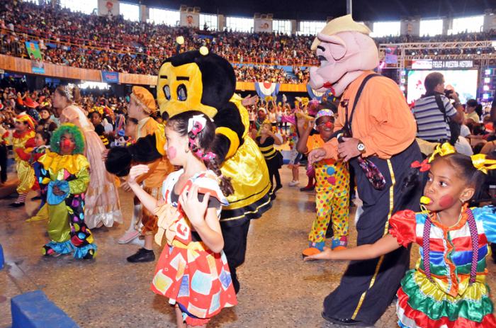 Fiesta de disfraces que auspicia La Colmenita con apoyo de la UJC, la OPJM y la FEEM en el Coliseo de la Ciudad Deportiva. Los 5 Heroes presentes