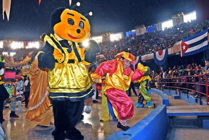 Fiesta de disfraces que auspicia La Colmenita con apoyo de la UJC, la OPJM y la FEEM en el Coliseo de la Ciudad Deportiva. Los 5 Heroes presentes