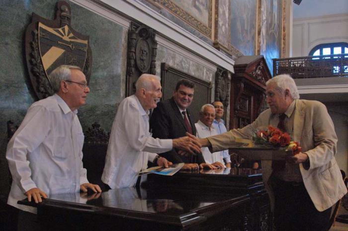 El doctor Luis Alberto Montero Cabrera, de la Facultad de Química, recibió junto a otros docentes la Ca­tegoría Especial de Profesor de Mérito, el más alto reconocimiento que entrega la UH, de manos de José Ramón Fernández. 