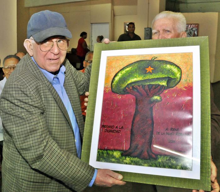 Entrega por la Direcciòn de la UPEC  de los premios de la Dignidad en el Periòdico Granma, Renè De La Nuez recibe el premio de manos de Ernesto Vera