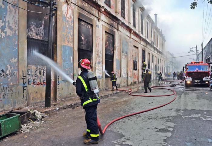 Incendio de grandes proporciones en la fabrica de Hebra de Tabaco Segundo Quintosa