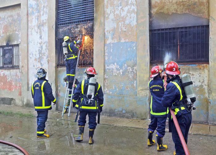 Incendio de grandes proporciones en la fabrica de Hebra de Tabaco Segundo Quintosa