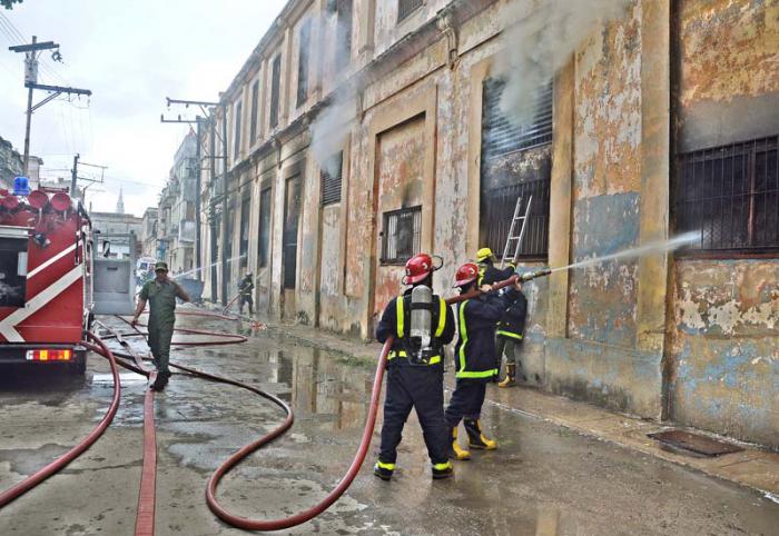 Incendio de grandes proporciones en la fabrica de Hebra de Tabaco Segundo Quintosa