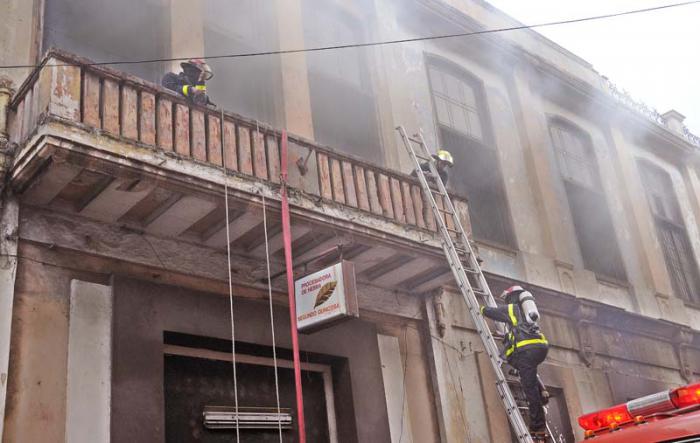 Incendio de grandes proporciones en la fabrica de Hebra de Tabaco Segundo Quintosa
