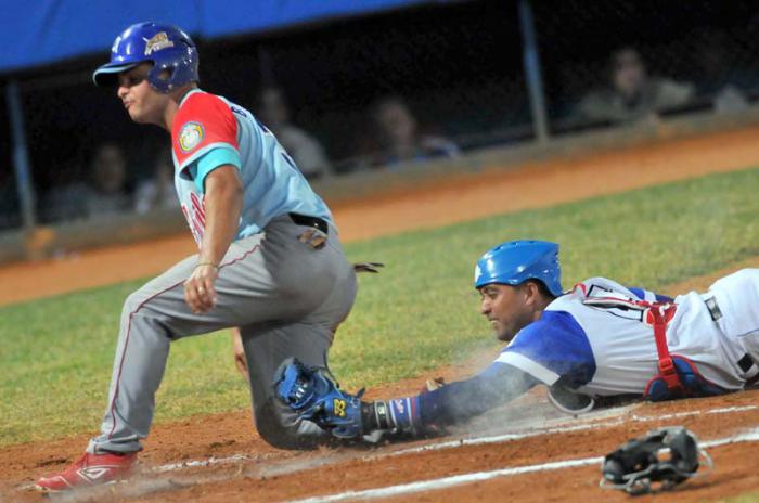 Serie Nacional 54 Equipo Ciego de Avila Jugada en Home Frank Camilo Morejon IND y YORBIS BORROTO JAUREGUI
CA