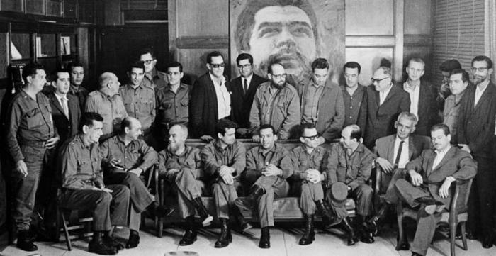 Sentados de izquierda a derecha: Juan Páez, Ibieta Torremendia, René Vallejo, Oscar Fernández Mell, Sergio del Valle, Faustino Pérez, José Ramón Machado, Argimiro de los Reyes, y Horacio González Menchero. De pie, de izquierda a derecha: Ángel Meneses García, Juan González Rodiles, Luis Matos, Vicente la O, José Ramón Balaguer, Vidal Ramos, Eduardo Sarria, Adolfo Fernández de la Vega, José Ramón Miyar, Humberto Castelló, Gilberto Cervantes, Enrique Font, Ángel Luis Rodríguez, José Antonio Gutiérrez Muñiz, Rómulo Soler, Gilberto González Pérez, y Luis Borges Alducin. Algunos de los médicos que participaron en los conversatorios de Granma no aparecen en esta foto, por no haber estado presentes en el momento de tomarse.