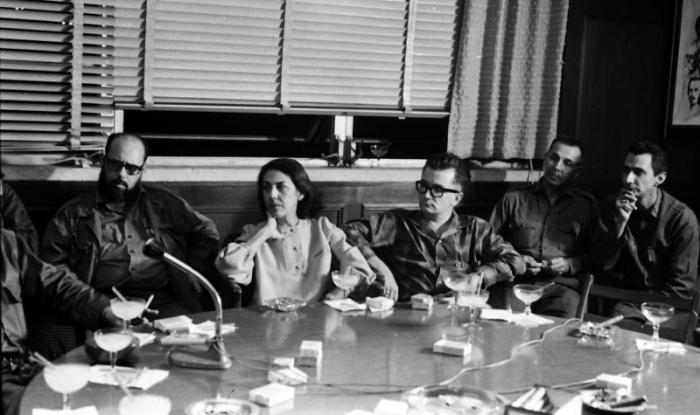 De izquierda a derecha: el médico Humberto Castelló, Celia Sánchez, Armando Hart, el médico Julio Martínez Páez y Jorge Enrique Mendoza, director de Granma.