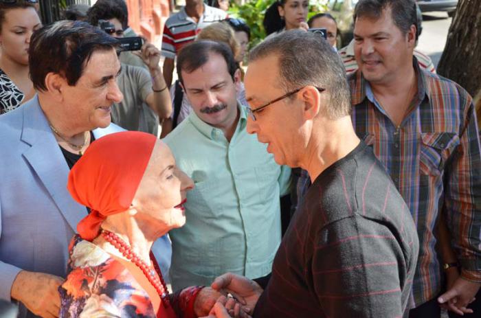 Alicia Alonso, recibe a los Cinco Héroes en la sede del Ballet Nacional de Cuba. En la foto junto a Antonio Guerrero, Fernando González, Ramón Labañino y Pedro Simón, su esposo.
