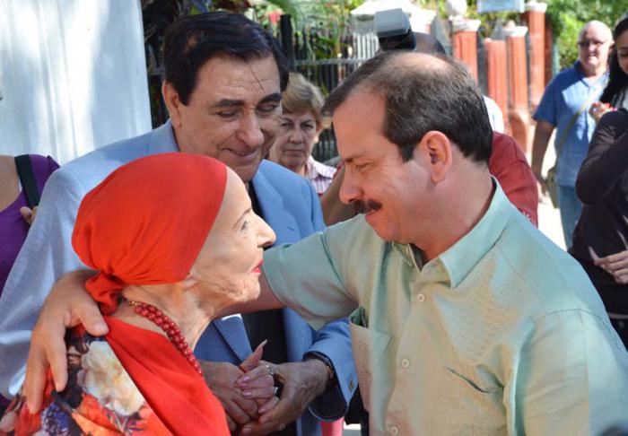 Alicia Alonso, recibe a los Cinco Héroes en la sede del Ballet Nacional de Cuba. En la foto junto a Antonio Guerrero, Fernando González, Ramón Labañino y Pedro Simón, su esposo.