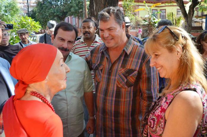 Alicia Alonso, recibe a los Cinco Héroes en la sede del Ballet Nacional de Cuba. En la foto junto a Antonio Guerrero, Ramón Labañino, Elizabeth Palmeiro.