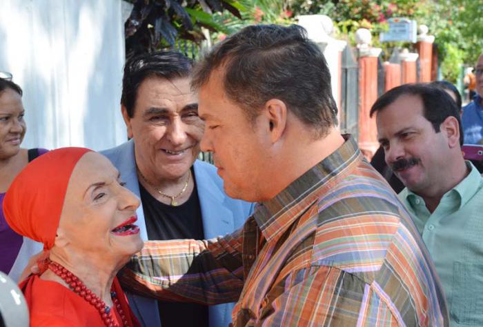 Alicia Alonso, recibe a los Cinco Héroes en la sede del Ballet Nacional de Cuba. En la foto junto a Antonio Guerrero, Ramón Labañino y Pedro Simón, su esposo.