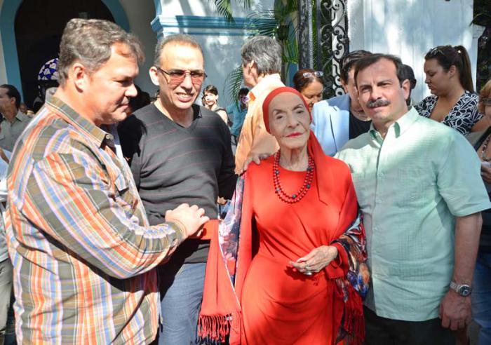 Alicia Alonso, recibe a los Cinco Héroes en la sede del Ballet Nacional de Cuba. En la foto junto a Antonio Guerrero, Ramón Labañino y Fernando González.