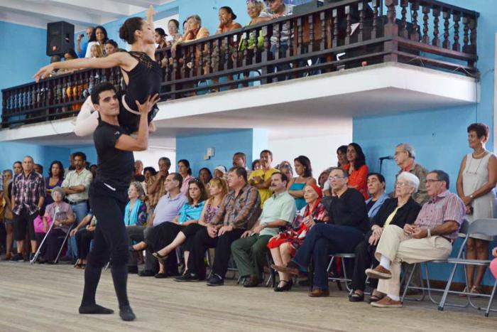 Jóvenes estudiantes de ballet bailan fragmentos de algunas obras para los Cinco Héroes durante la visita de estos al Ballet Nacional.