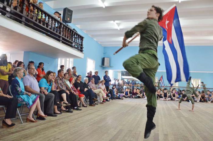 Jóvenes estudiantes de ballet bailan fragmentos de algunas obras para los Cinco Héroes durante la visita de estos al Ballet Nacional.