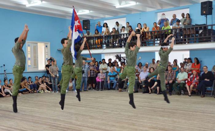 Jóvenes estudiantes del ballet bailan fragmentos de algunas obras para los Cinco Héroes durante la visita de estos al Ballet Nacional.