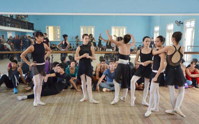Jóvenes estudiantes de ballet se preparan para interpretar fragmentos de algunas obras a los Cinco Héroes durante la visita de estos al Ballet Nacional.