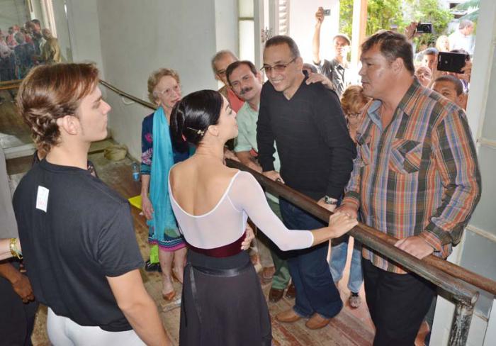 Ramón Labañino, Fernando González y Antonio Guerrero saludan a la primera bailarina Viengsay Valdés, en la sede del Ballet Nacional.