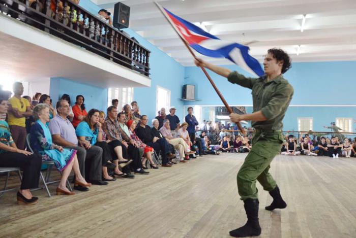 Jóvenes estudiantes de ballet bailan fragmentos de algunas obras para los Cinco Héroes durante la visita de estos al Ballet Nacional.