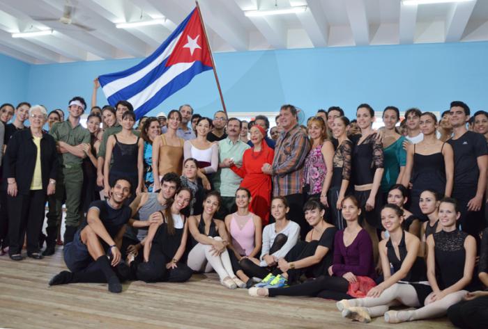 Jóvenes estudiantes de ballet se toman una foto con los Cinco Héroes, algunos de sus familiares y Alicia Alonso. 