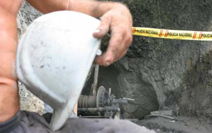 Cuatro mineros atrapados por explosión en Colombia