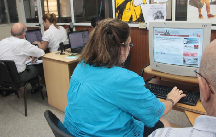 En nuestra redacción funcionarios del Banco Central de Cuba y el CIMEX respondiendo a interogantes sobre la emisión de billetes en CUP de nueva denominación. Bárbara Soto Sánchez, vicepresidenta de la Corporación CIMEX; Francisco Mayobre Lence, vicepresidente del Banco Central de Cuba, quienes están acompañados por Arturo Kautsmann Torres (CIMEX), Katerine Aliño Carballo (Banco Central de Cuba) y Juan Luís Gamboa Santana, director general de tesorería del BCC