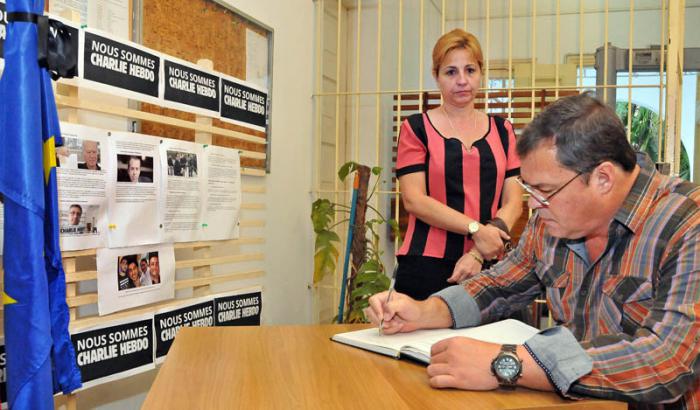 “Cuentan con nosotros Cinco para cualquier obra en esta lucha contra el terrorismo”, fue parte del mensaje plasmado por  Ramón Labañino en el libro de condolencias.  