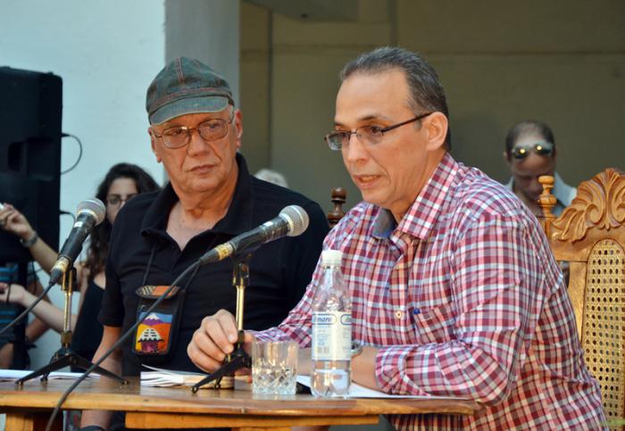 Lectura de poemas de Antonio Guerrero, en el Centro Pablo de la Torriente Brau. Al lado del Guerrero Víctor Casaus, director del Centro. 