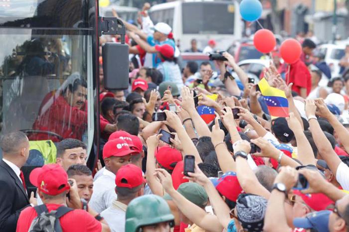 Miles de personas recibieron al presidente y lo acompañaron luego hasta el Balcón del Pueblo en el Palacio de Miraflores, desde donde se dirigió al país.