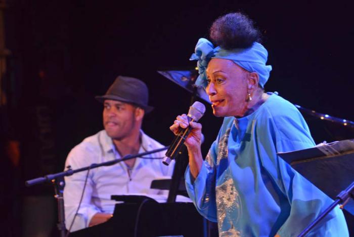 Concierto de Roberto Fonseca, su grupo Temperamento y Omara Portuondo, presentando el CD Magia Negra, en el Teatro Mella. La Habana, Cuba.