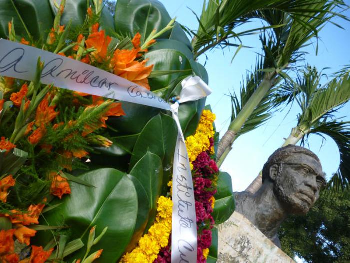 La ofrenda floral fue colocada en la estatua de Amílcar Cabral, situada en el Parque de los Próceres Africanos

