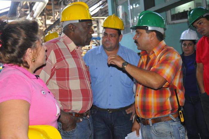 Salvador Valdés Mesa (izquierda) y Félix Duarte Ortega, al centro, reciben una explicación del buen comportamiento de la molida en el central Ecuador. 