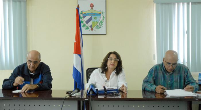 De izquierda a derecha Ruben Pérez Rodriguez, Alina Balseiro Gutiérrez presidenta de la Comision Electoral Nacional ,Tomas Amán Rodriguez secretario.