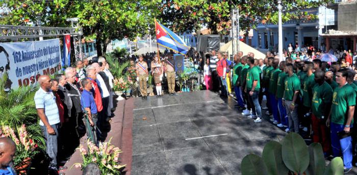 Abanderan Equipo Pinar del Rio  Serie del Caribe la 1mera secretaria del PCC de PR Gladys Martinez Verdecia y por el equipo cuba Alfredo Despaigne