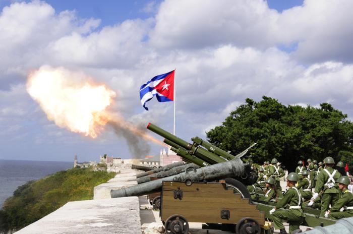 Tiro de salvas de artillería desde la cabaña en homenaje al 162 aniversario del natalicio de Martí